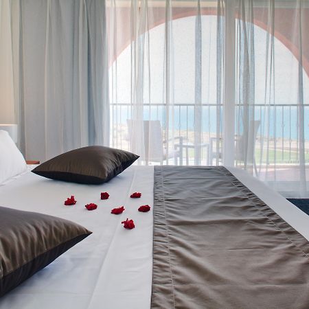 Lighthouse Golf & Spa Hotel Balchik Bagian luar foto A bedroom at the hotel