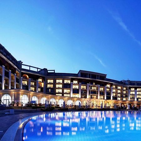 Lighthouse Golf & Spa Hotel Balchik Bagian luar foto The hotel at night