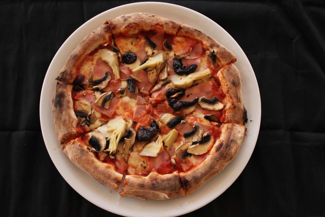 Lighthouse Golf & Spa Hotel Balchik Bagian luar foto Pizza