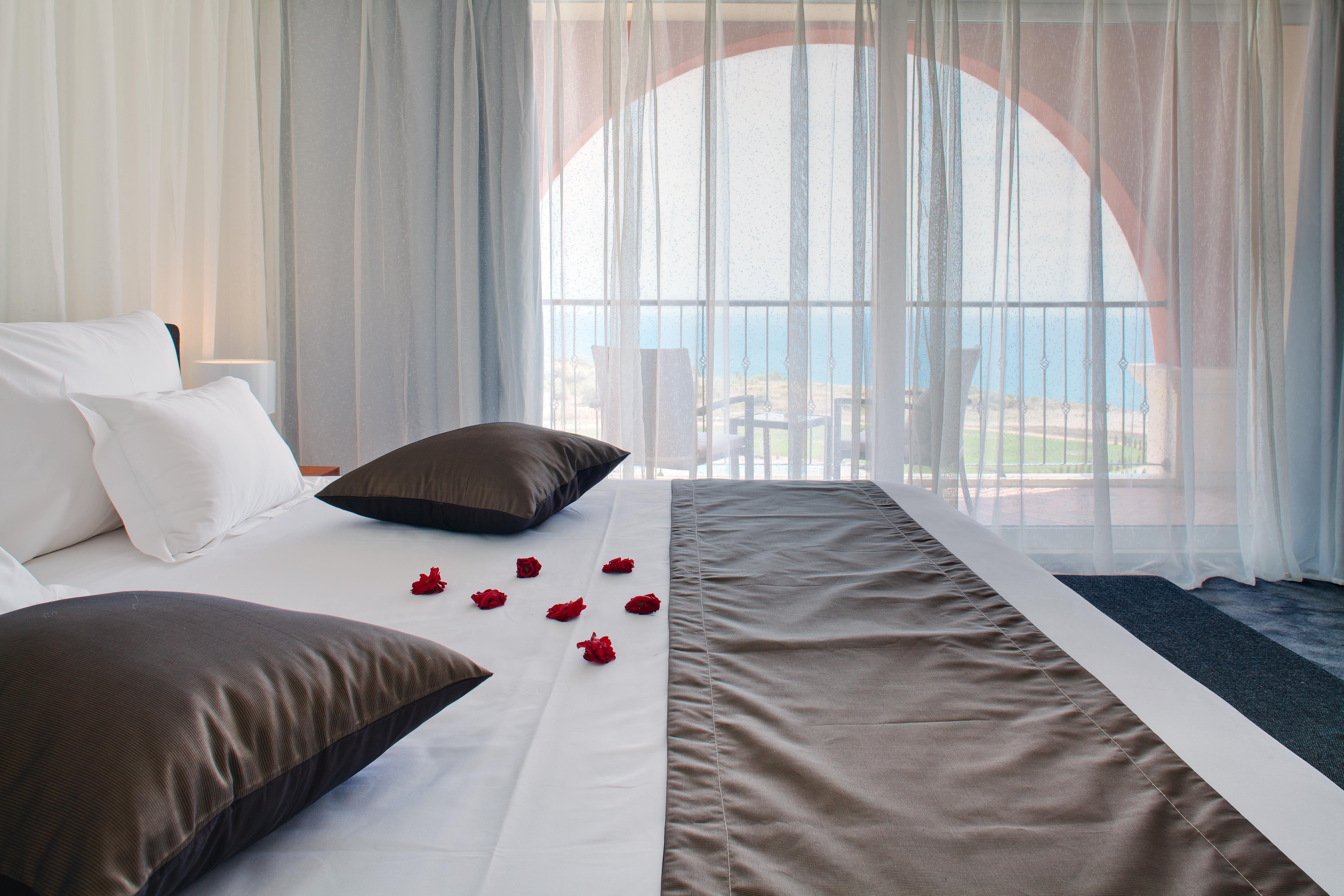 Lighthouse Golf & Spa Hotel Balchik Bagian luar foto A bedroom at the hotel
