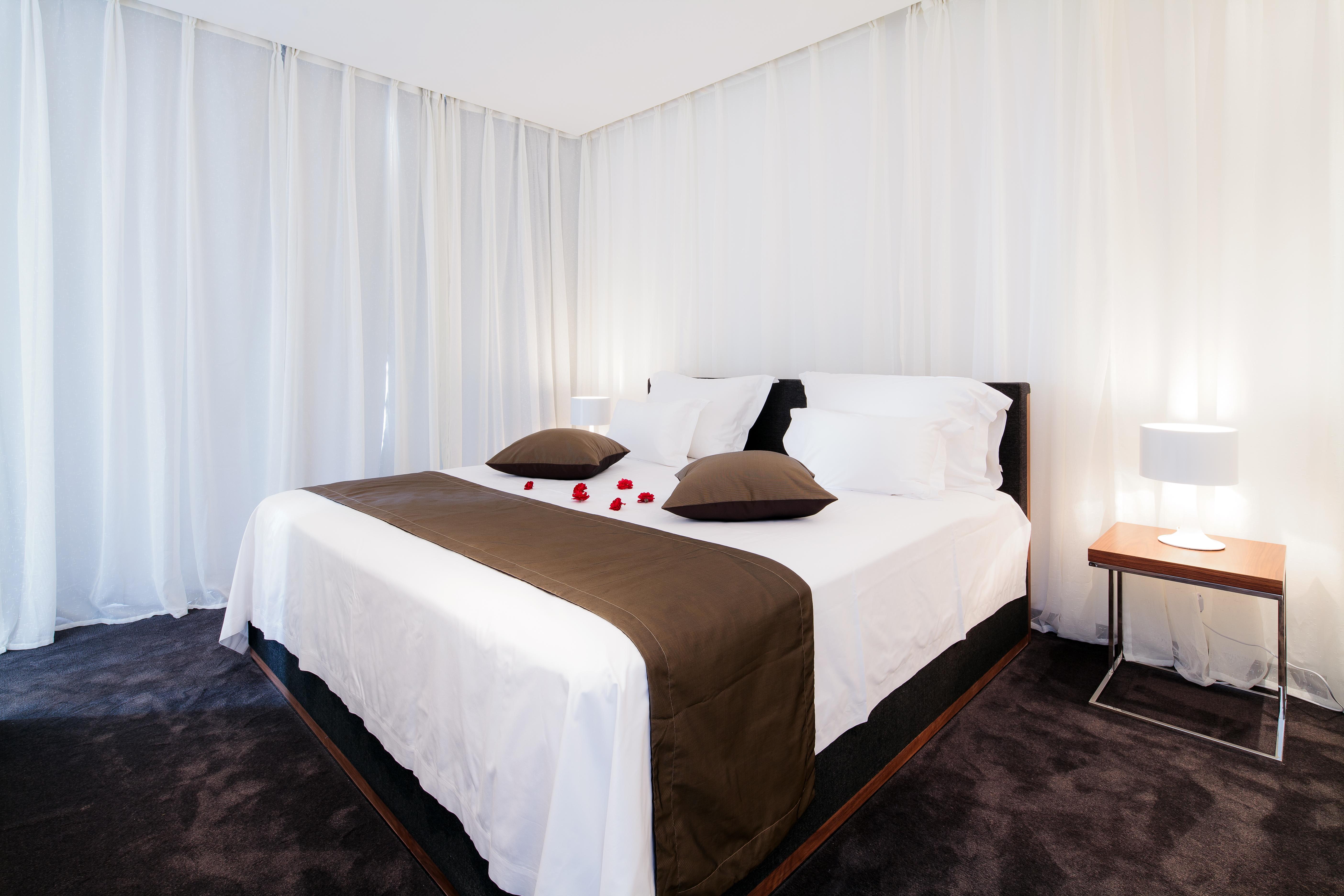 Lighthouse Golf & Spa Hotel Balchik Bagian luar foto A bed with a bed runner