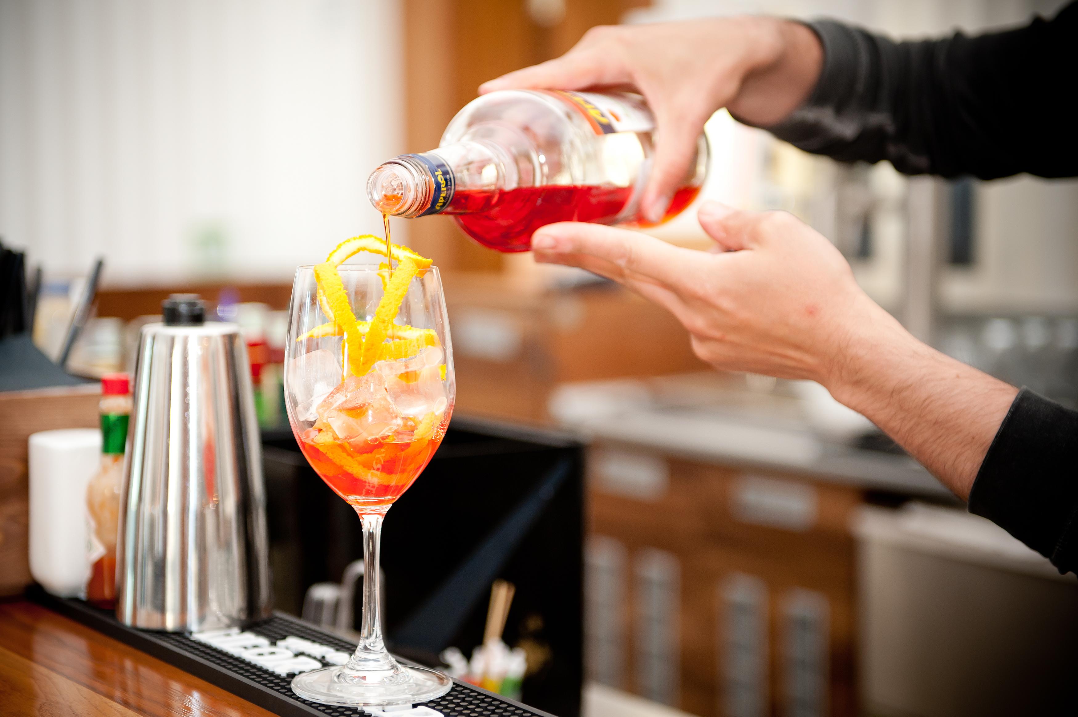 Lighthouse Golf & Spa Hotel Balchik Bagian luar foto A bartender preparing a cocktail
