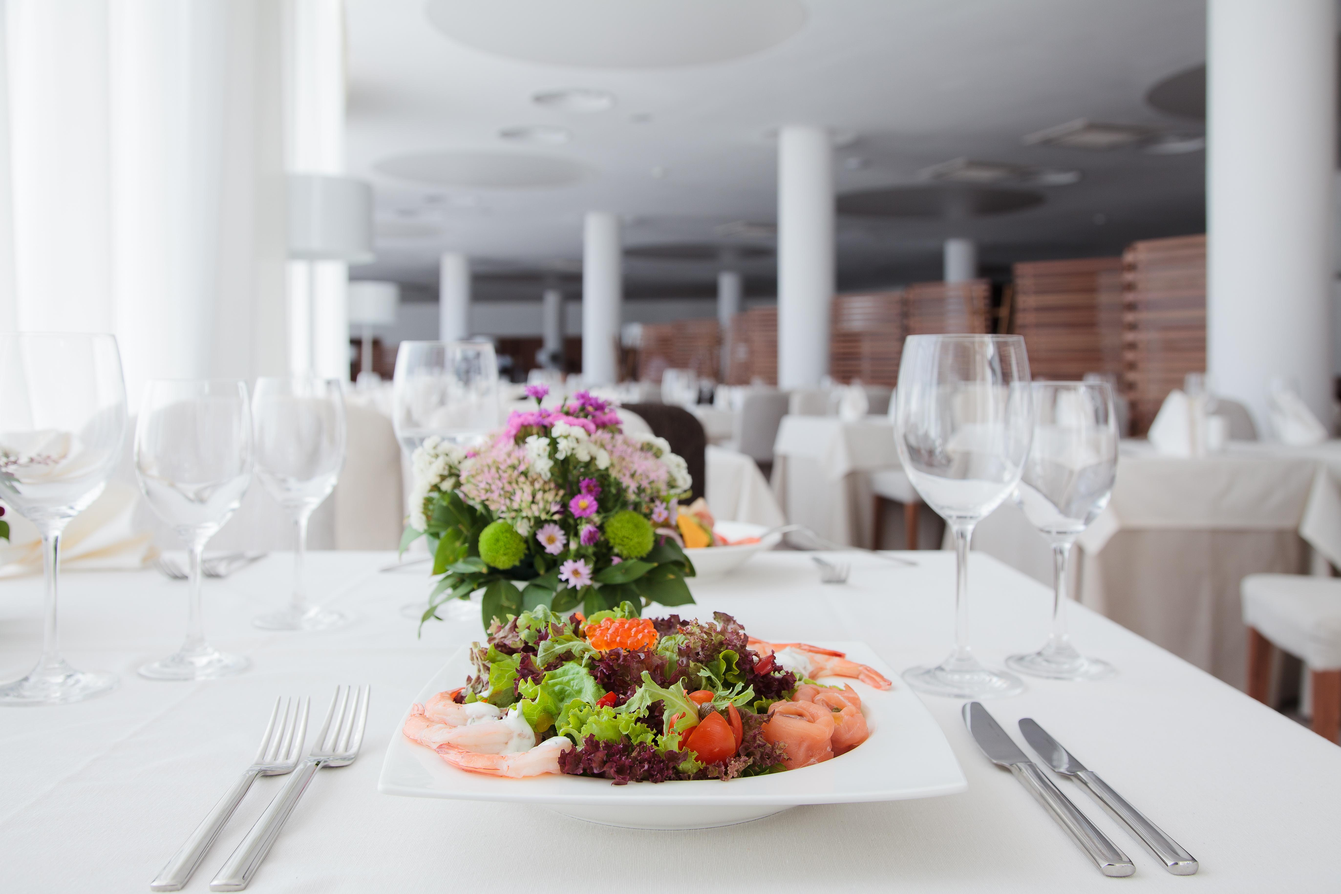 Lighthouse Golf & Spa Hotel Balchik Bagian luar foto A salad on a plate
