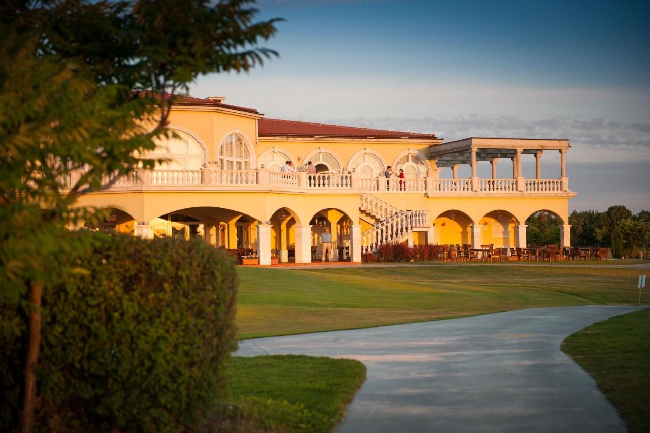 Lighthouse Golf & Spa Hotel Balchik Bagian luar foto The clubhouse at the Royal Palm Golf and Country Club