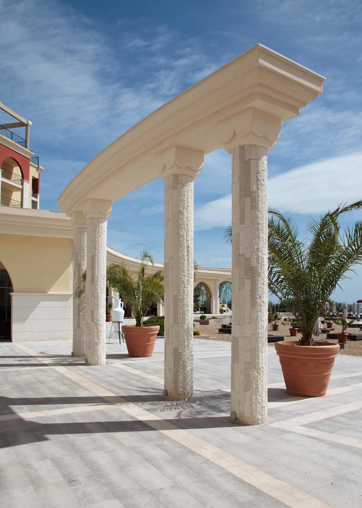 Lighthouse Golf & Spa Hotel Balchik Bagian luar foto Columns made of limestone