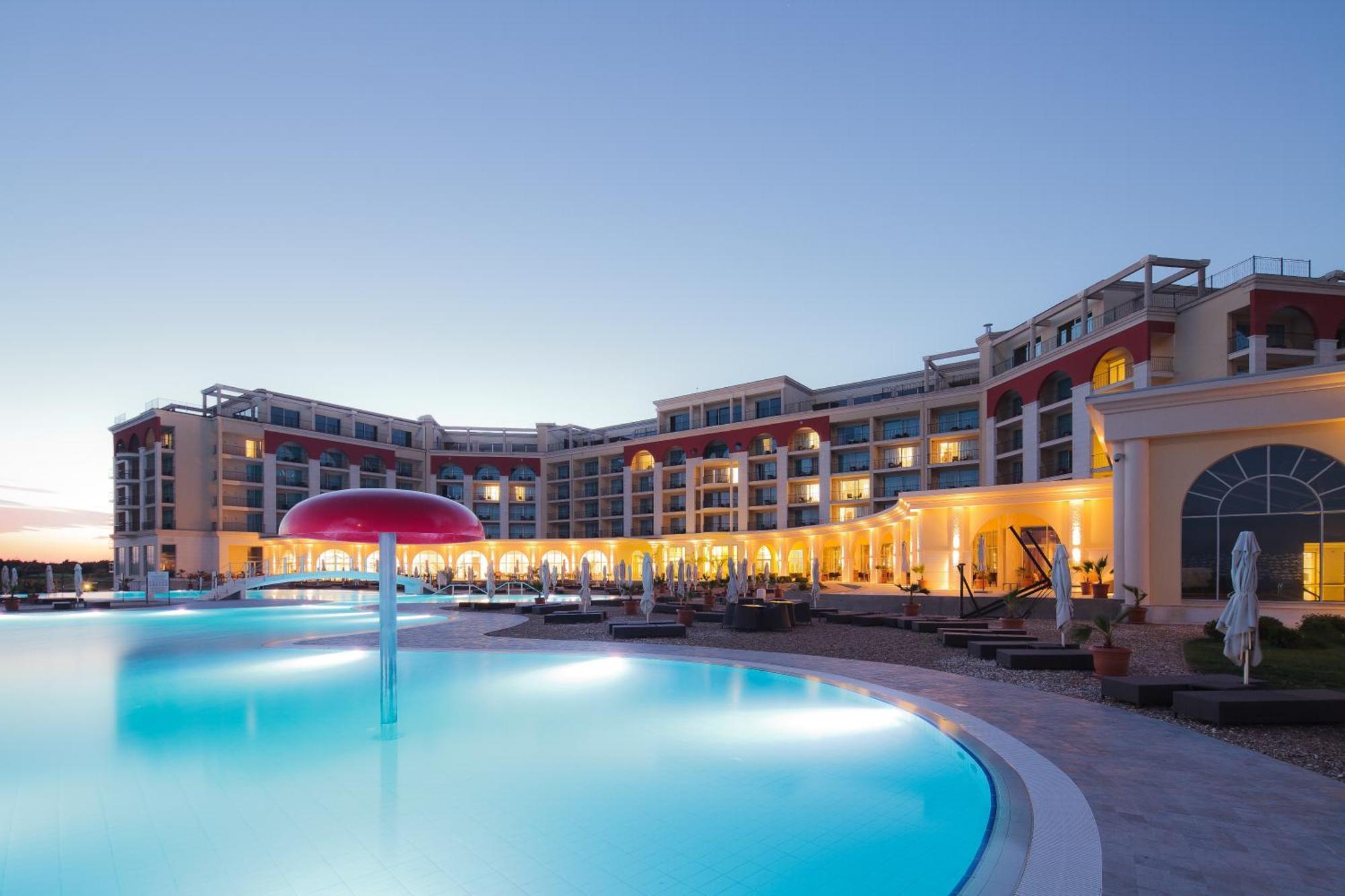 Lighthouse Golf & Spa Hotel Balchik Bagian luar foto The hotel at sunset