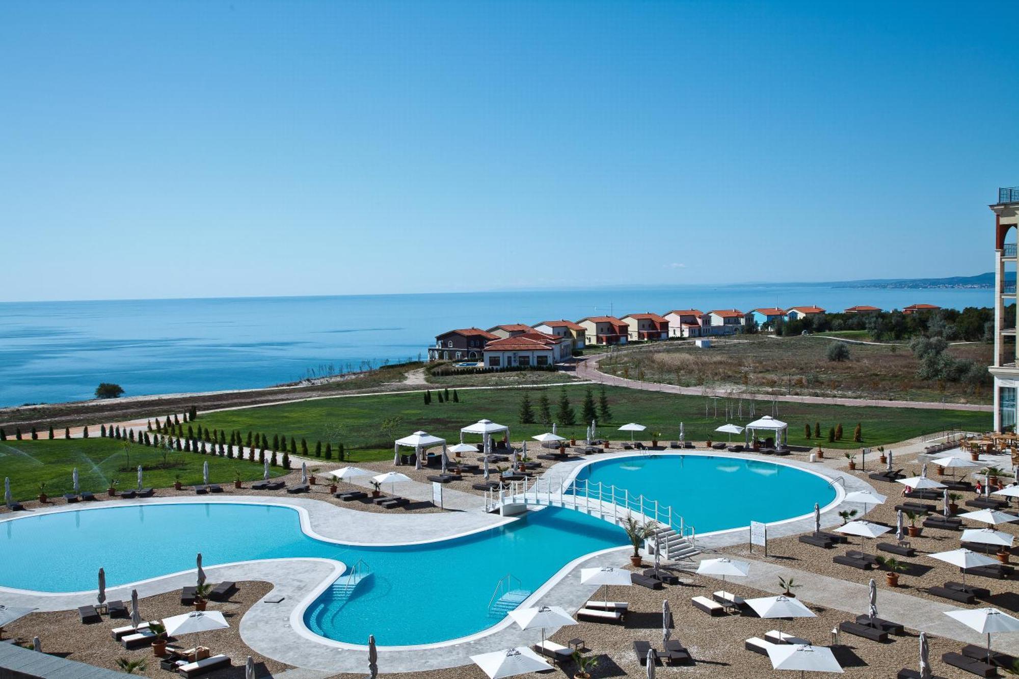 Lighthouse Golf & Spa Hotel Balchik Bagian luar foto View of the complex