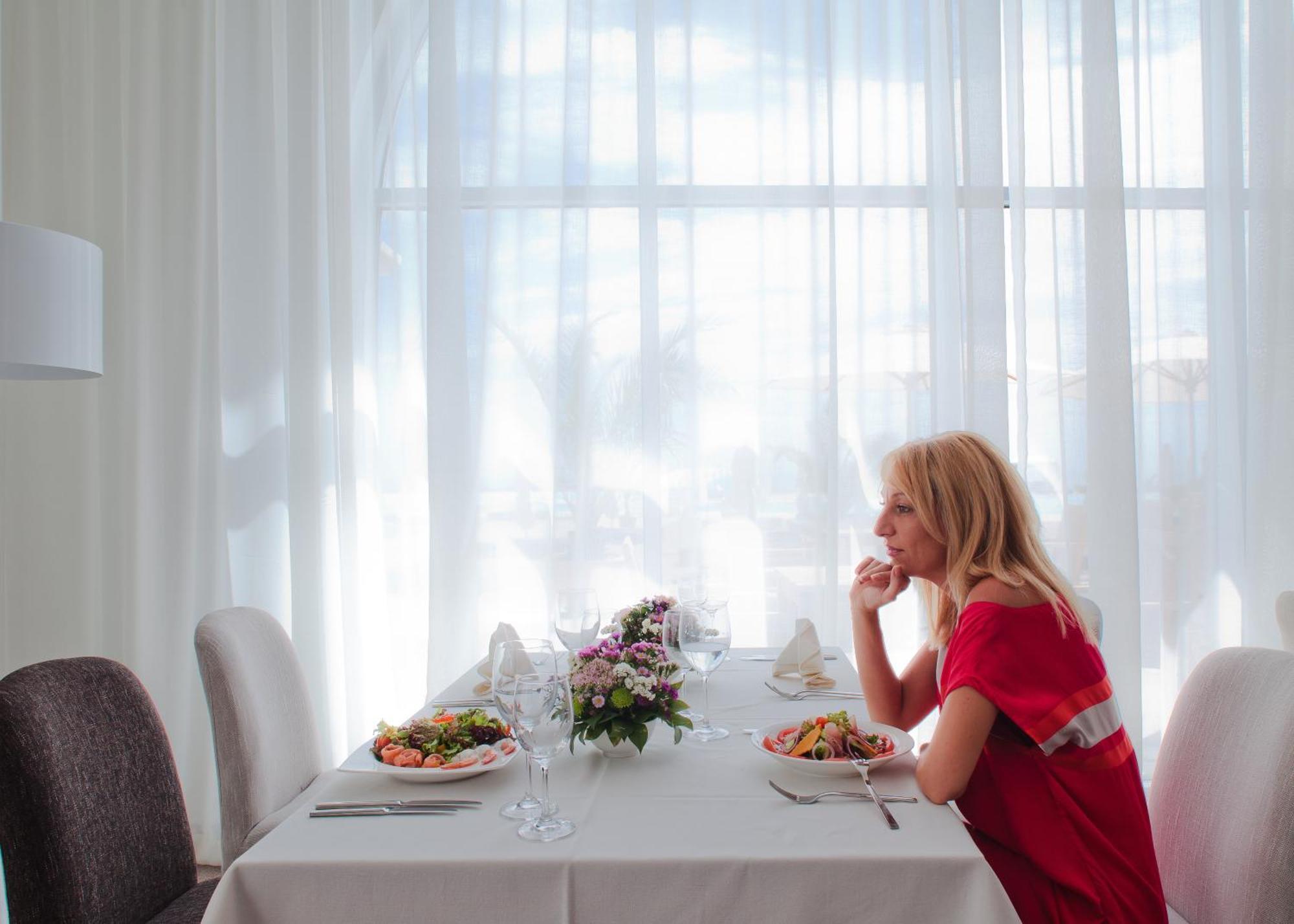 Lighthouse Golf & Spa Hotel Balchik Bagian luar foto A woman at a restaurant