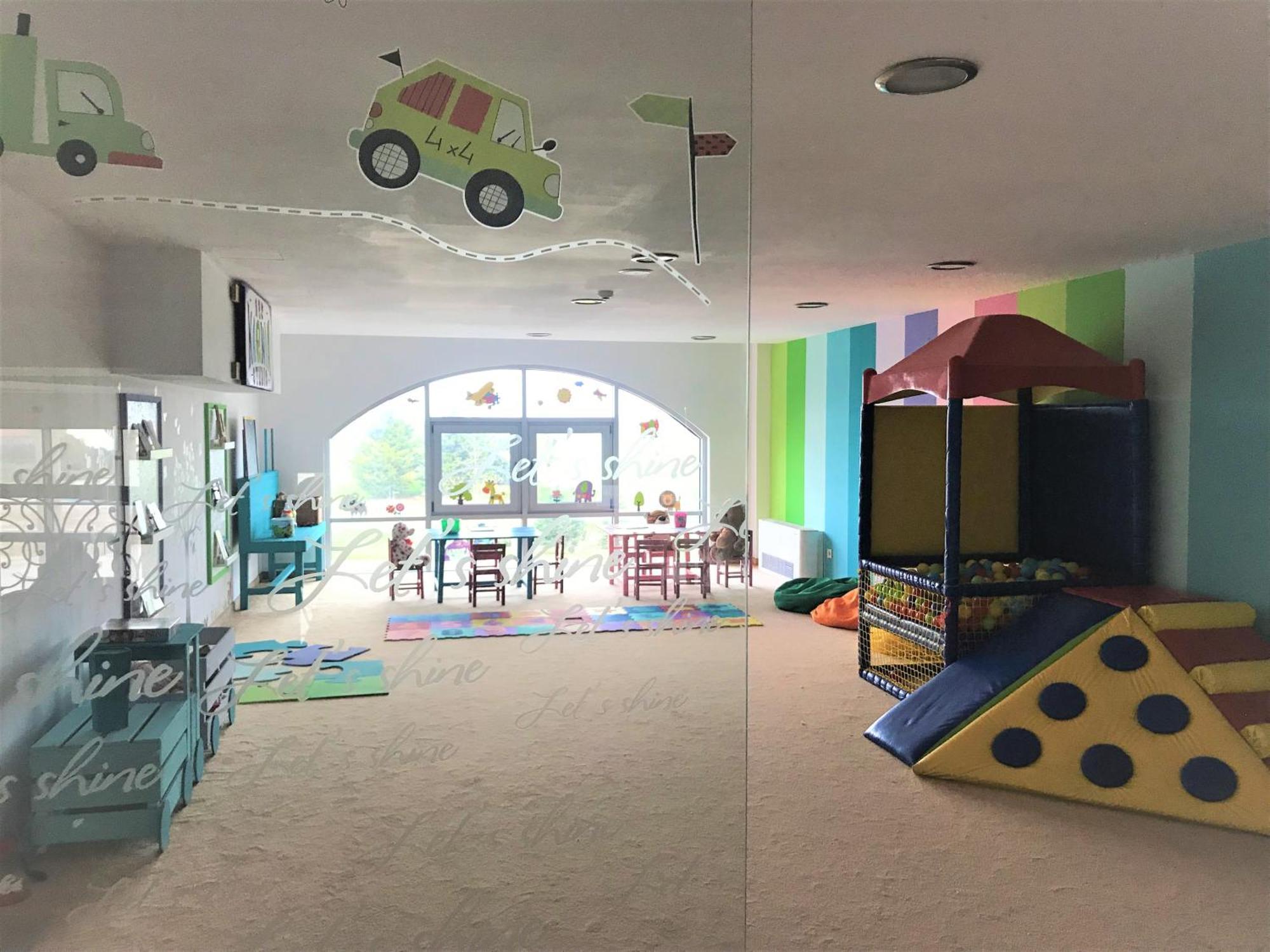 Lighthouse Golf & Spa Hotel Balchik Bagian luar foto The interior of a typical nursery