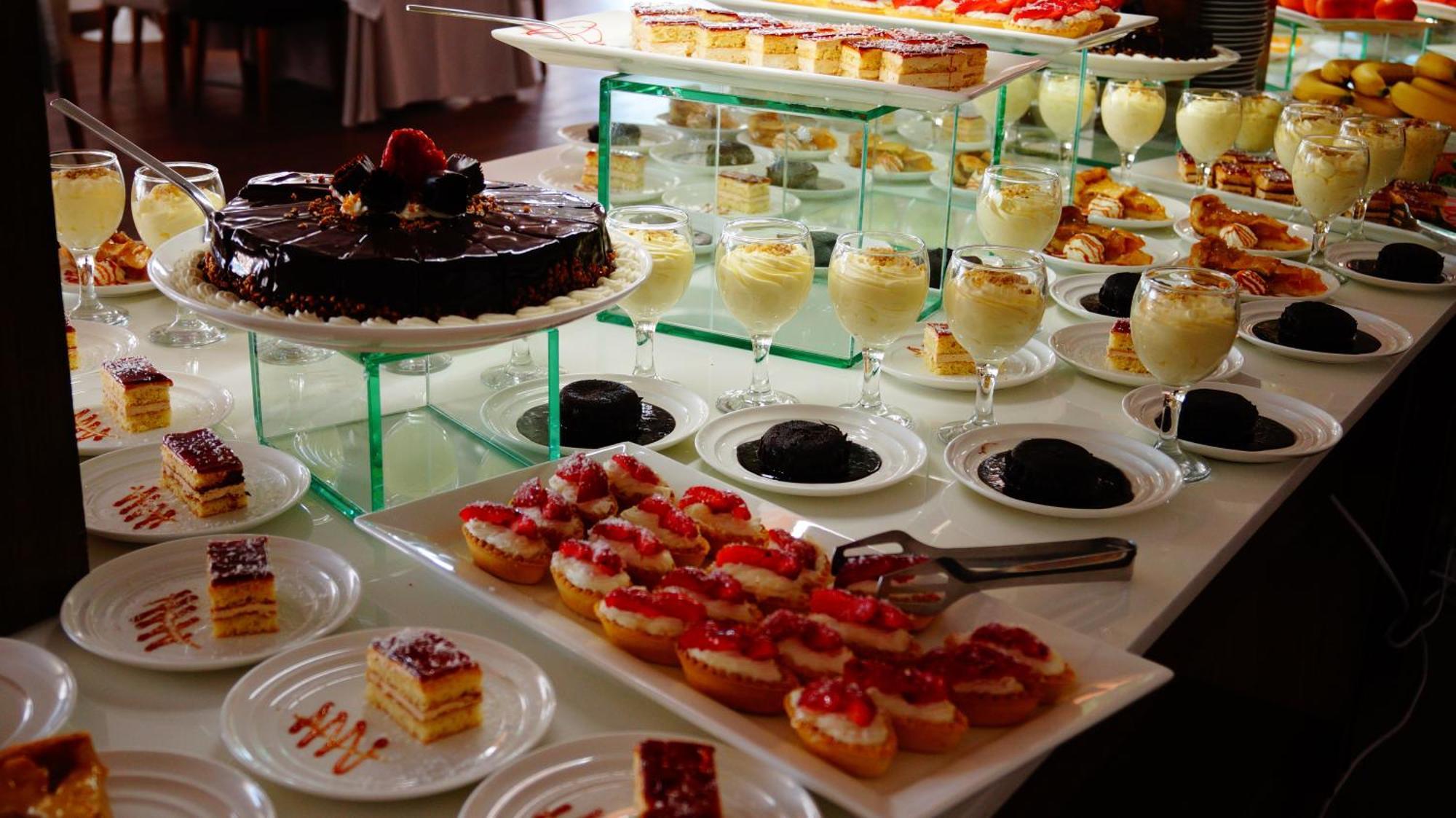 Lighthouse Golf & Spa Hotel Balchik Bagian luar foto A dessert buffet