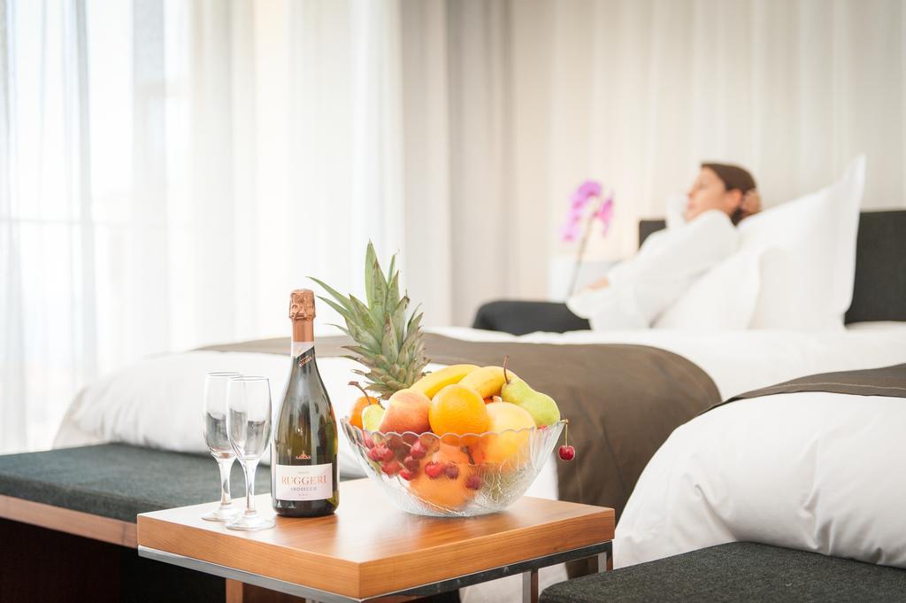 Lighthouse Golf & Spa Hotel Balchik Bagian luar foto A fruit bowl in a hotel room