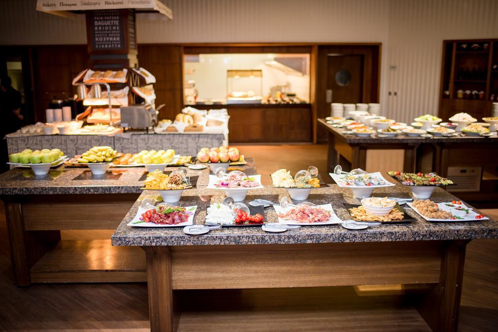 Lighthouse Golf & Spa Hotel Balchik Bagian luar foto A buffet at a hotel