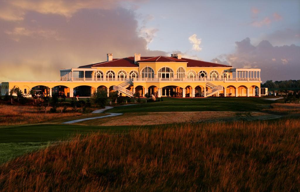 Lighthouse Golf & Spa Hotel Balchik Bagian luar foto Club House