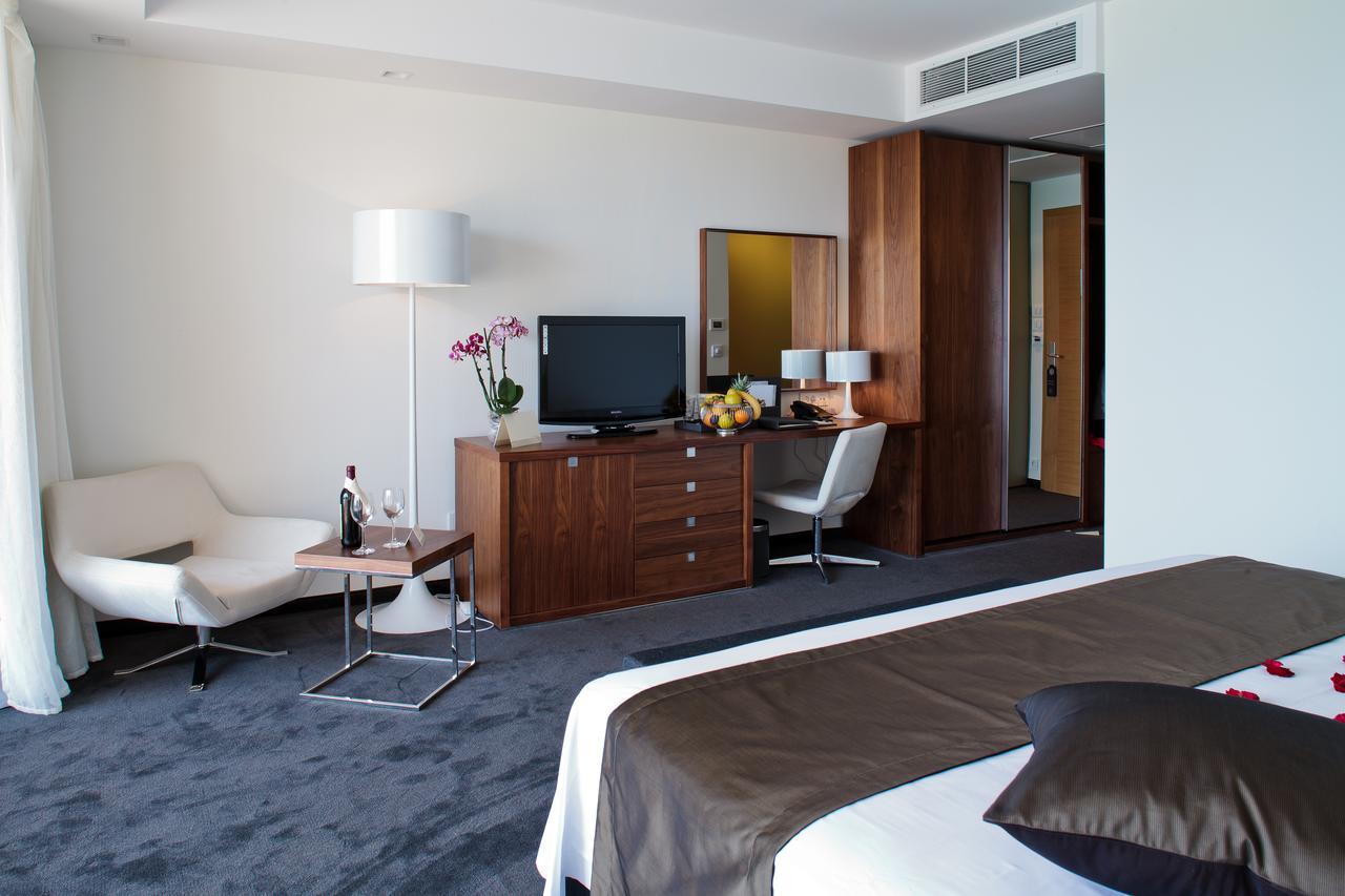 Lighthouse Golf & Spa Hotel Balchik Bagian luar foto A room at the hotel