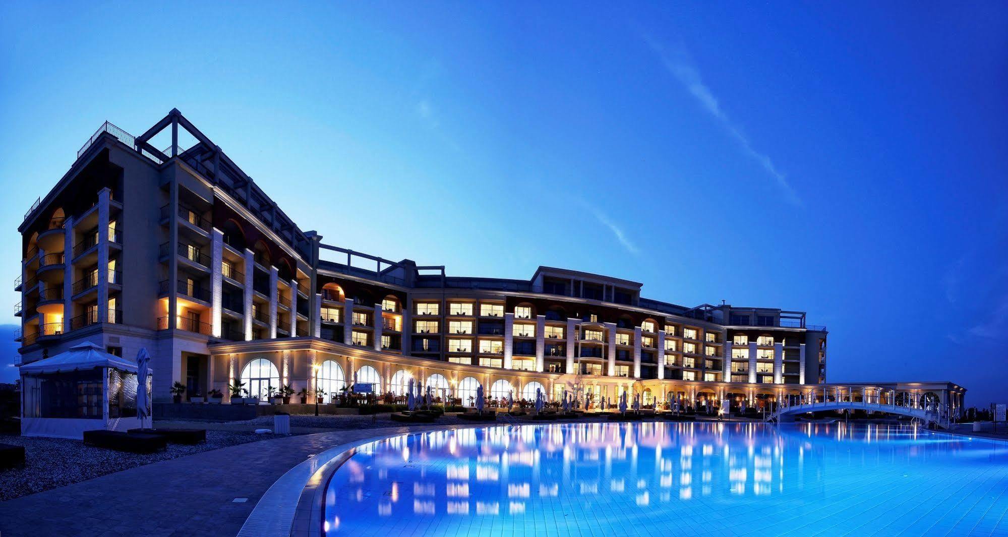 Lighthouse Golf & Spa Hotel Balchik Bagian luar foto The hotel at night