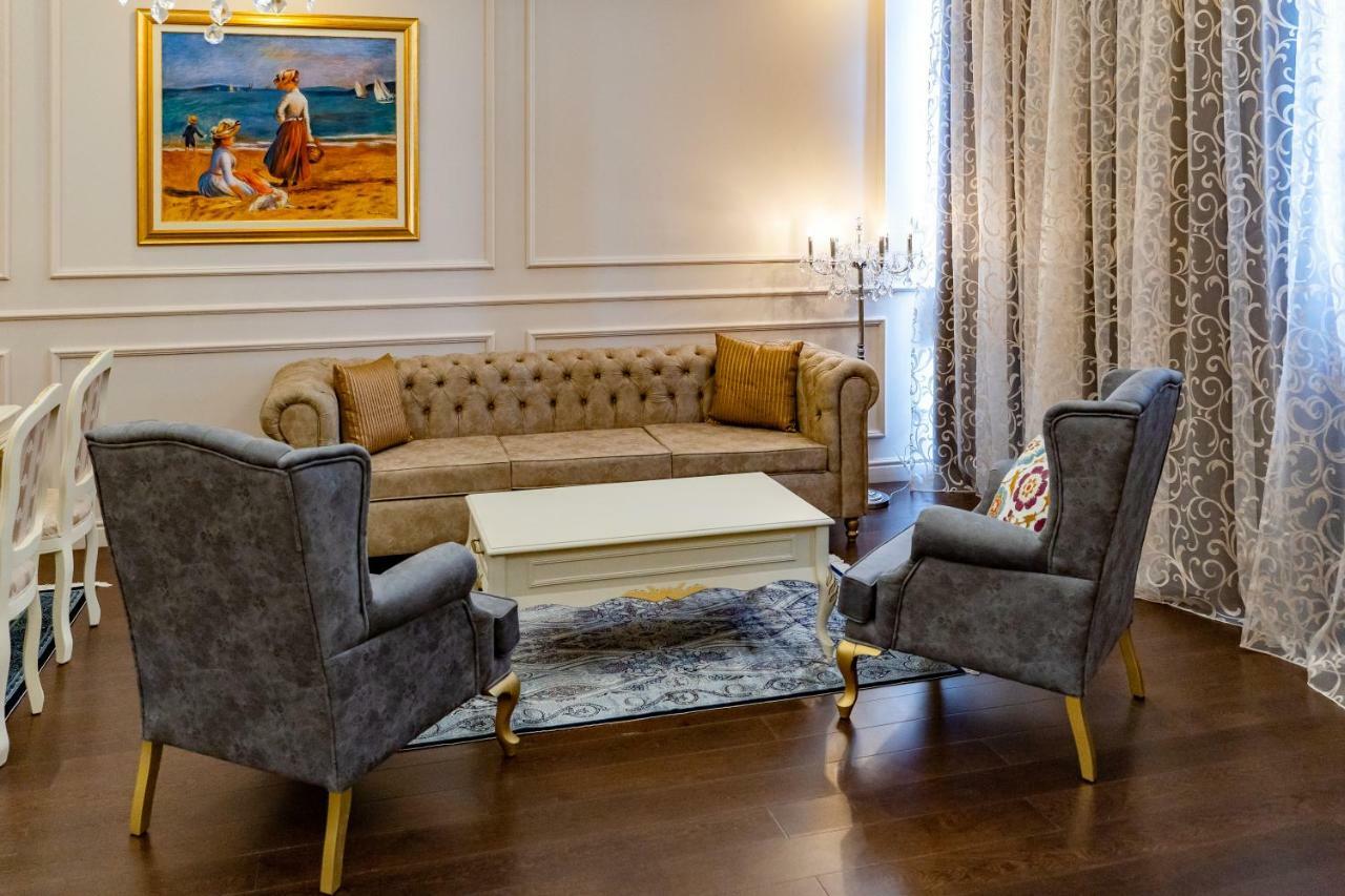 Lighthouse Golf & Spa Hotel Balchik Bagian luar foto A living room with a sofa and two armchairs