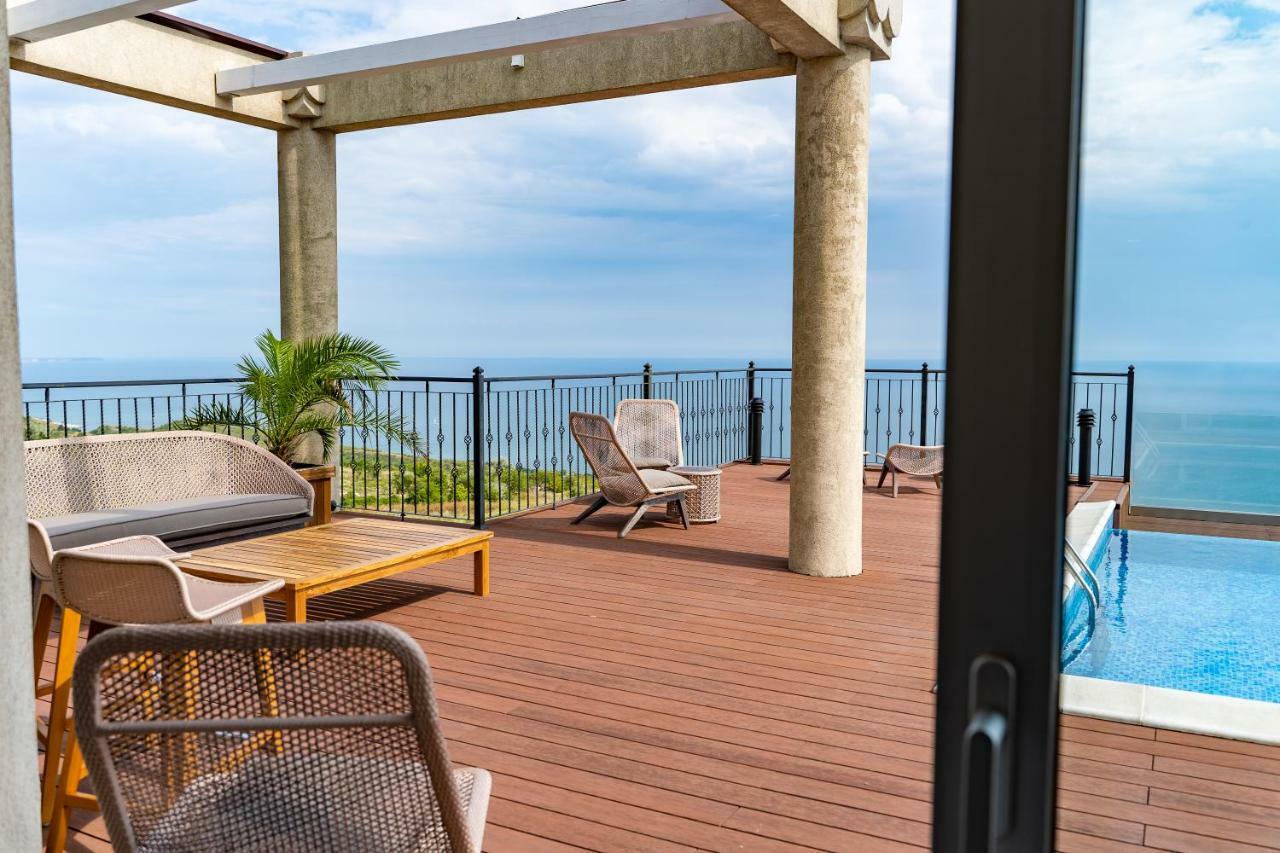 Lighthouse Golf & Spa Hotel Balchik Bagian luar foto Rooftop pool at the hotel
